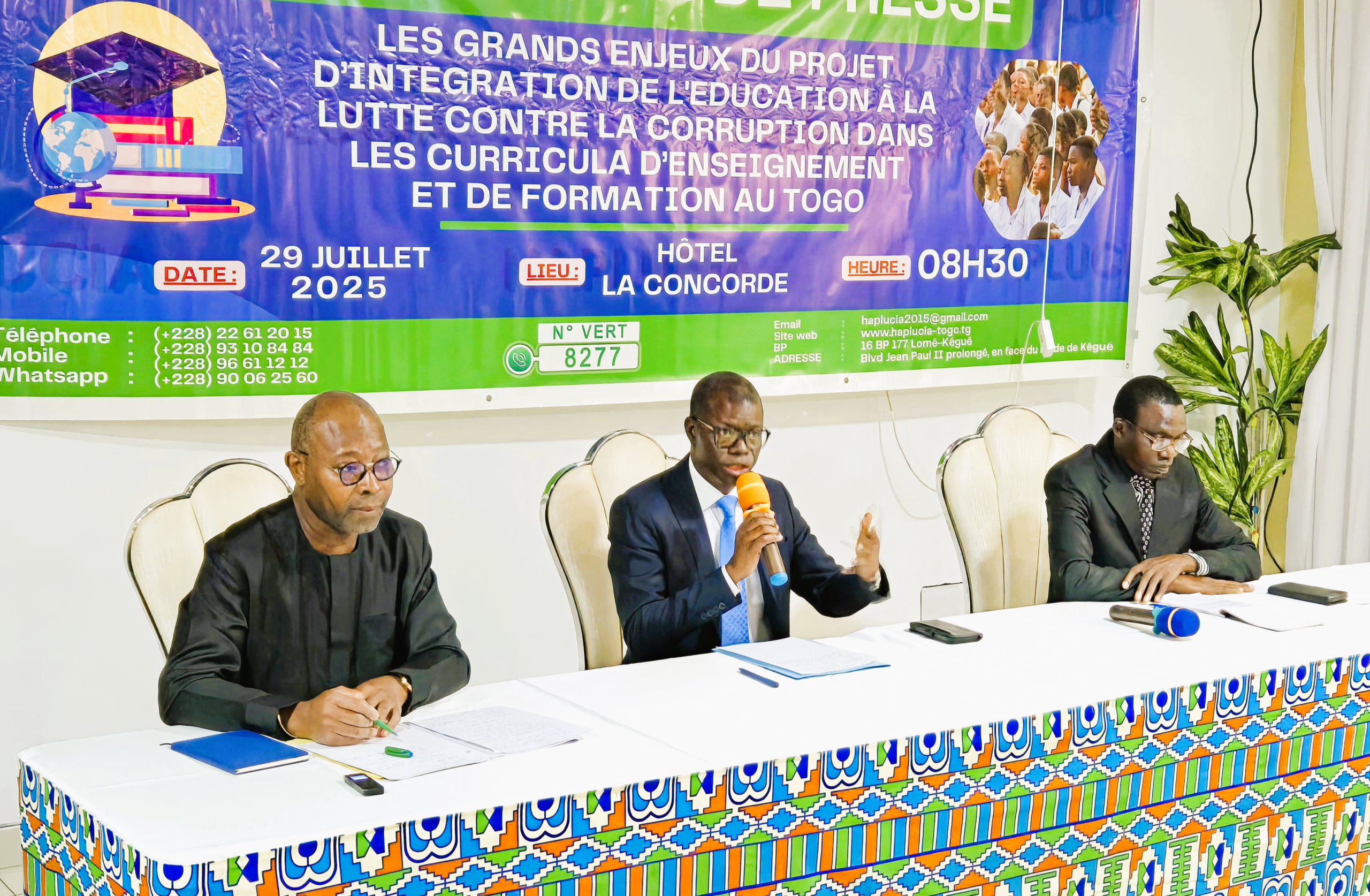 Pose de gauche à droite du ministre de l’Enseignement technique, de la Formation professionnelle et de l’Apprentissage, M. Isaac TCHIAKPE, représentant le gouvernement, le président de la HAPLUCIA, M. Kimélabalou ABA et le directeur de la prévention de la HAPLUCIA, M. Atiyouwè TALAKI.
