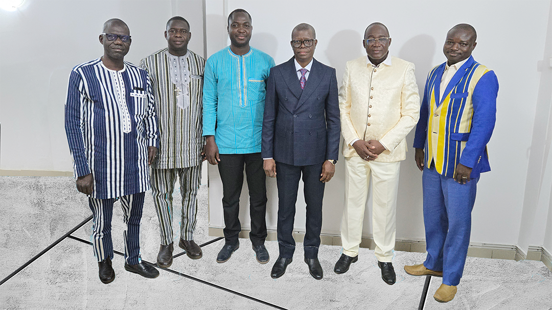 Photo du Président de la HAPLUCIA au milieu entouré de la délégation de l''ASCE-LC.