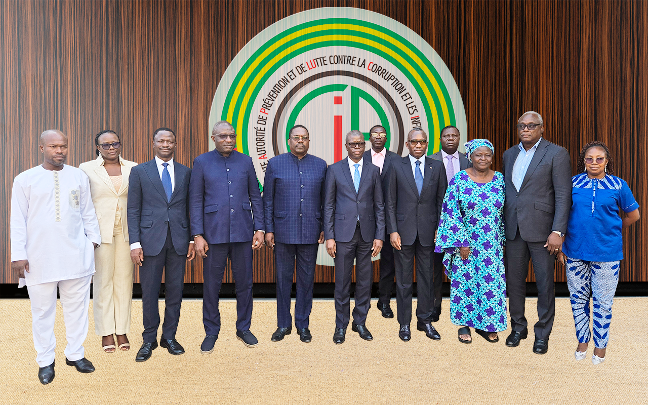 Photo de famille marquant la visite de travail du Ministre des Relations avec le Parlement et les Institutions, M. Gilbert Bawara à la HAPLUCIA