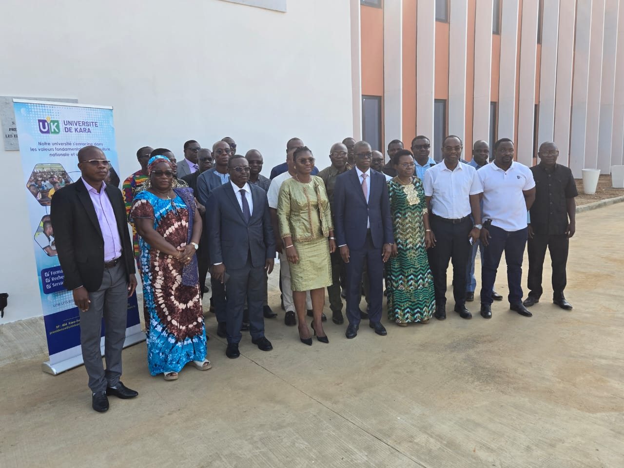 Photo de famille réunissant les responsables des deux institutions, les enseignants-chercheurs et les conférenciers.