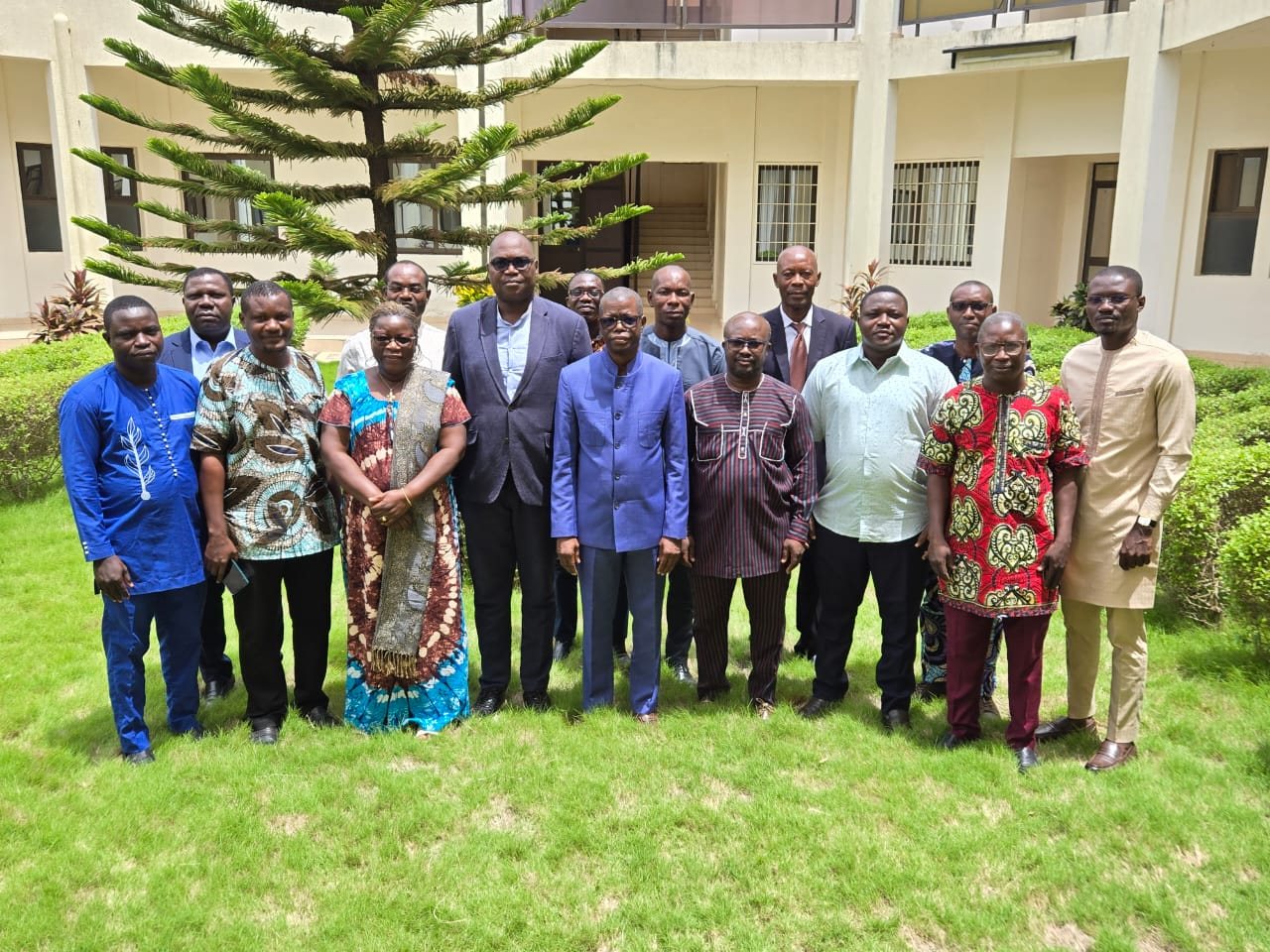 Photo de famille des membres de la Cellule de réflexion et de la HAPLUCIA à l’Université de Kara.