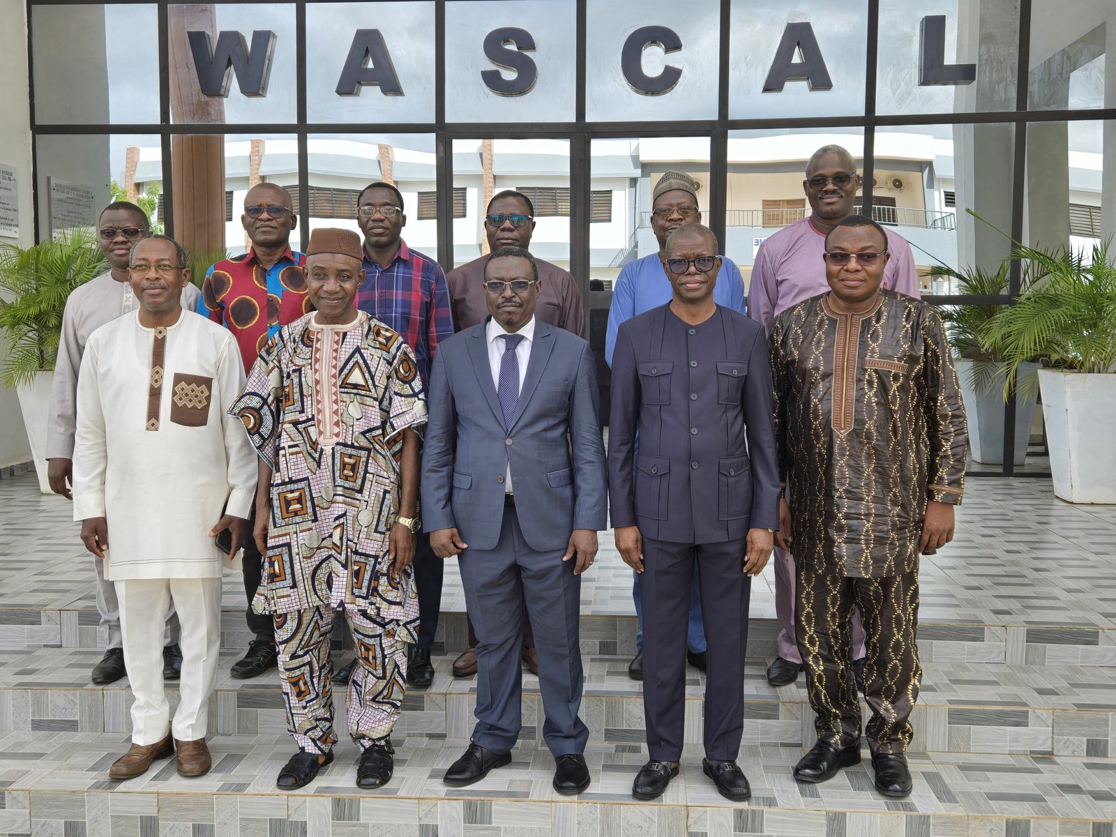 Photo de famille des membres de la Cellule de réflexion de l’Université de Lomé et de la HAPLUCIA.