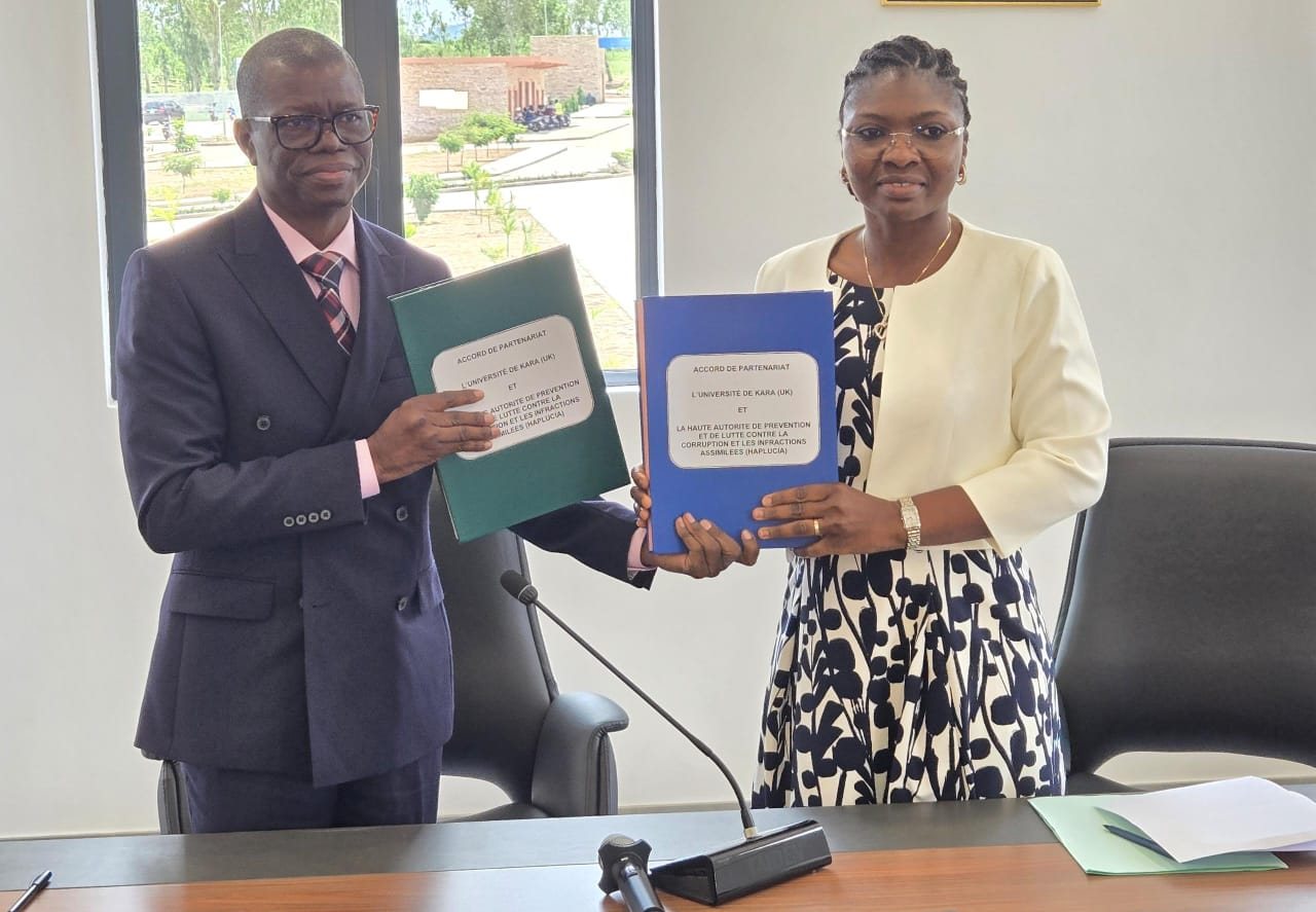 Échange des documents de l’accord de partenariat entre la HAPLUCIA et l’Université de Kara, le 22 juillet 2026.