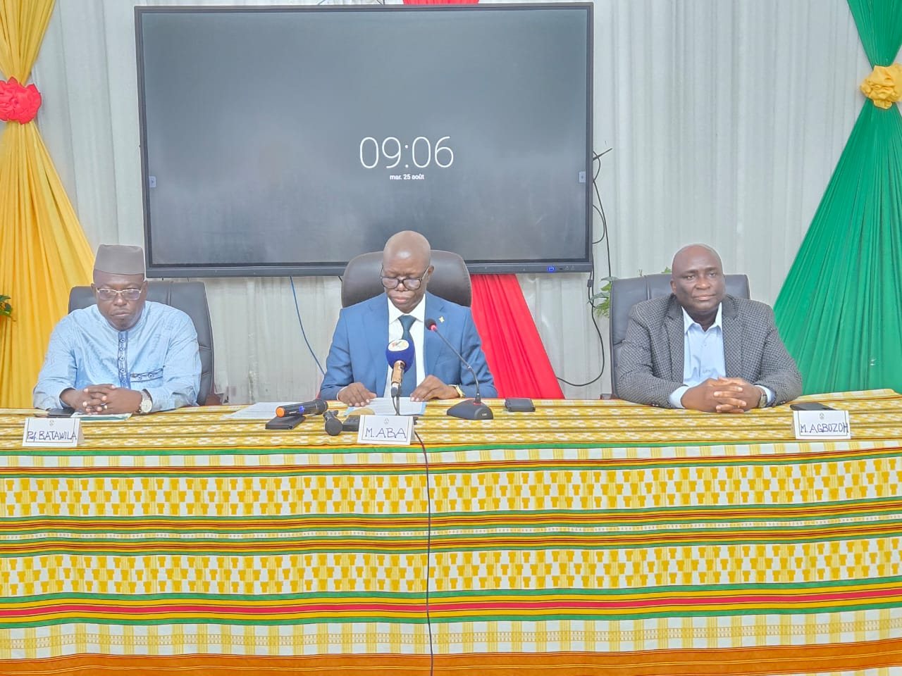 La table officielle lors de l’ouverture de l’atelier national de validation des outils pédagogiques, le 25 août 2026 à Lomé.