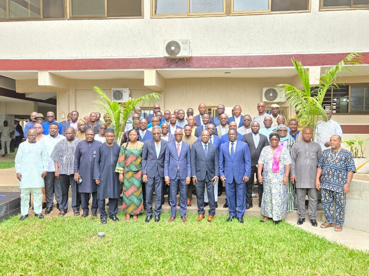 Photo de famille des participants à la rencontre de validation des outils pédagogiques à Kpalimé.