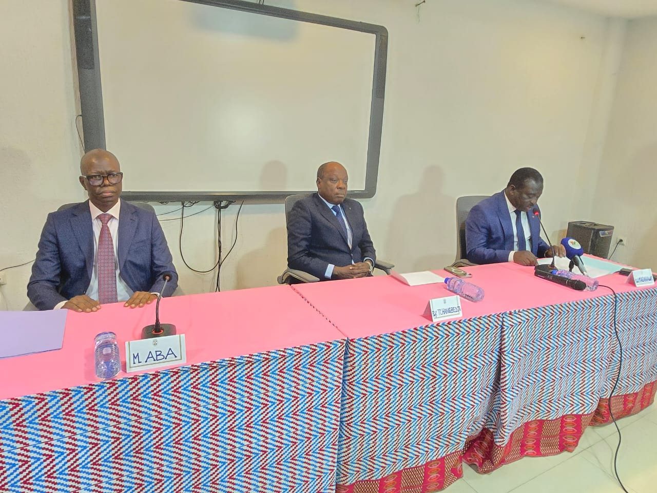 La table officielle lors de l’ouverture de l’atelier de validation des outils pédagogiques de l’enseignement supérieur à Kpalimé.