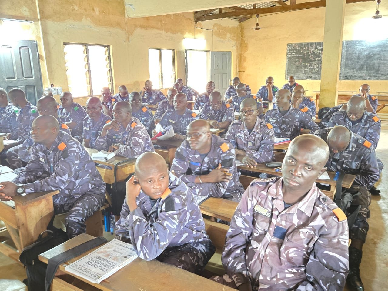 Des participants prennent des notes au cours de la séance de sensibilisation organisée avec la HAPLUCIA.