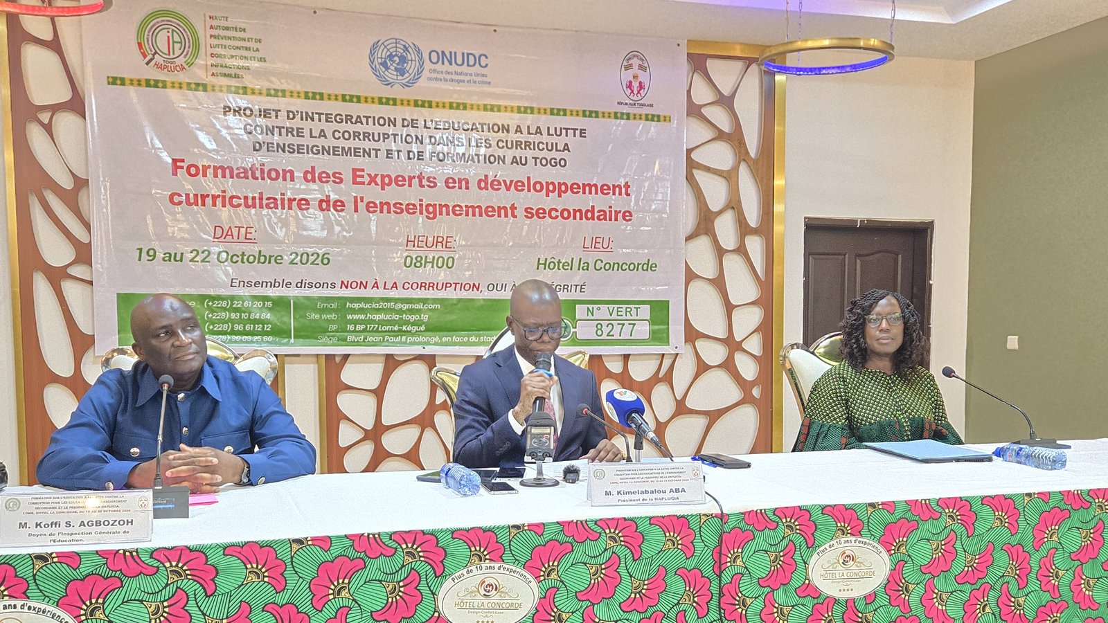 La table officielle lors de la cérémonie d’ouverture de la formation des experts en développement curriculaire de l’enseignement secondaire, à Lomé.